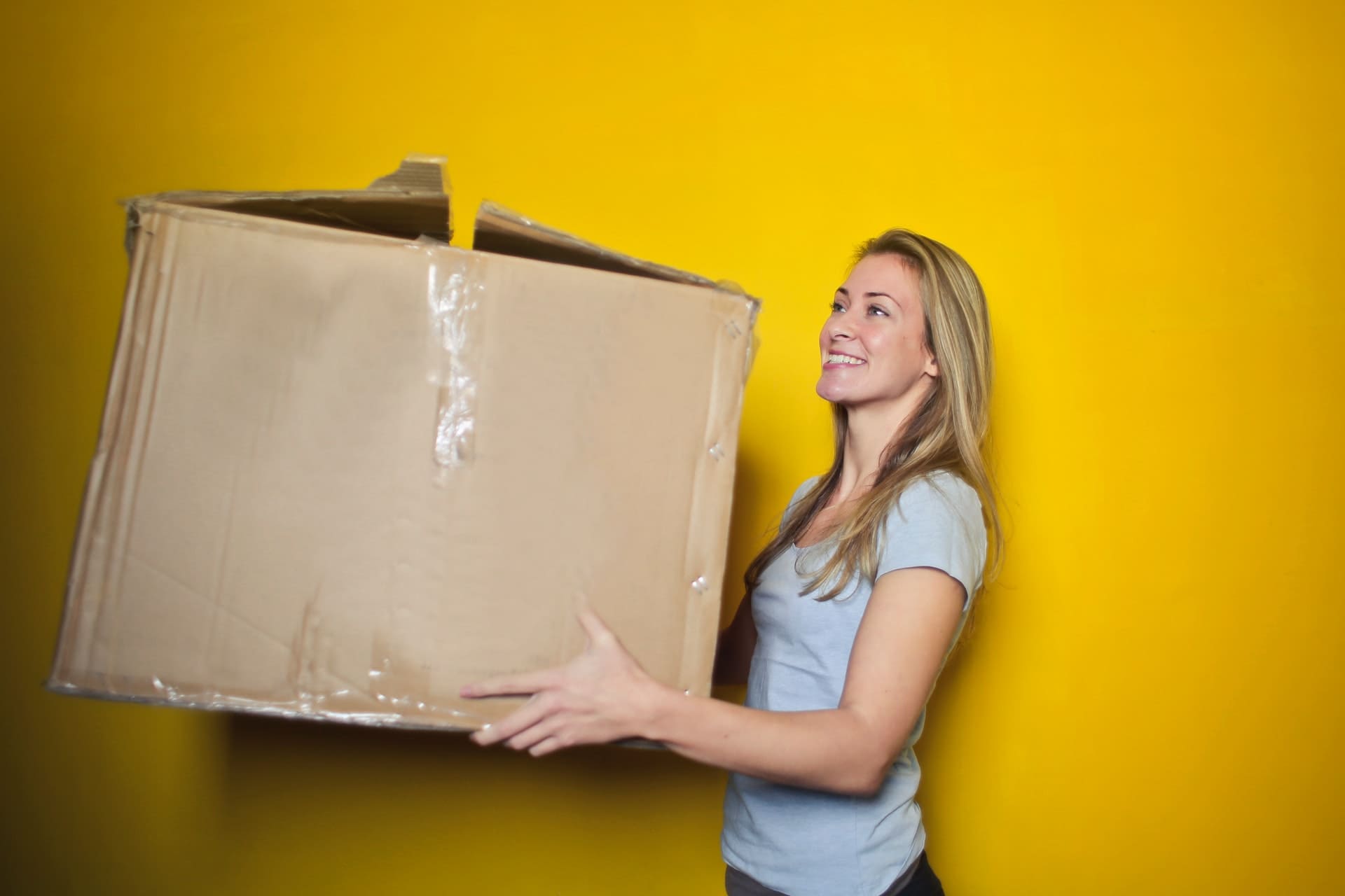 Une femme avec un colis